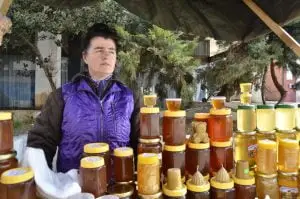 Liljana Pejčić na trgu u Priotu - slika iz 2020 - pcelarstvopejcic.com Liljana Pejčić na trgu u Priotu - slika iz 2020 - pcelarstvopejcic.com